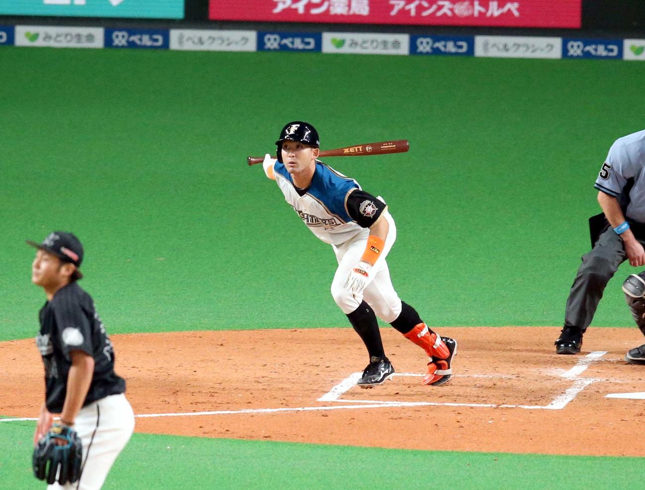 日本ハム対ロッテ　3回裏日本ハム無死一、三塁、右前適時打を放つ杉谷（撮影・黒川智章）