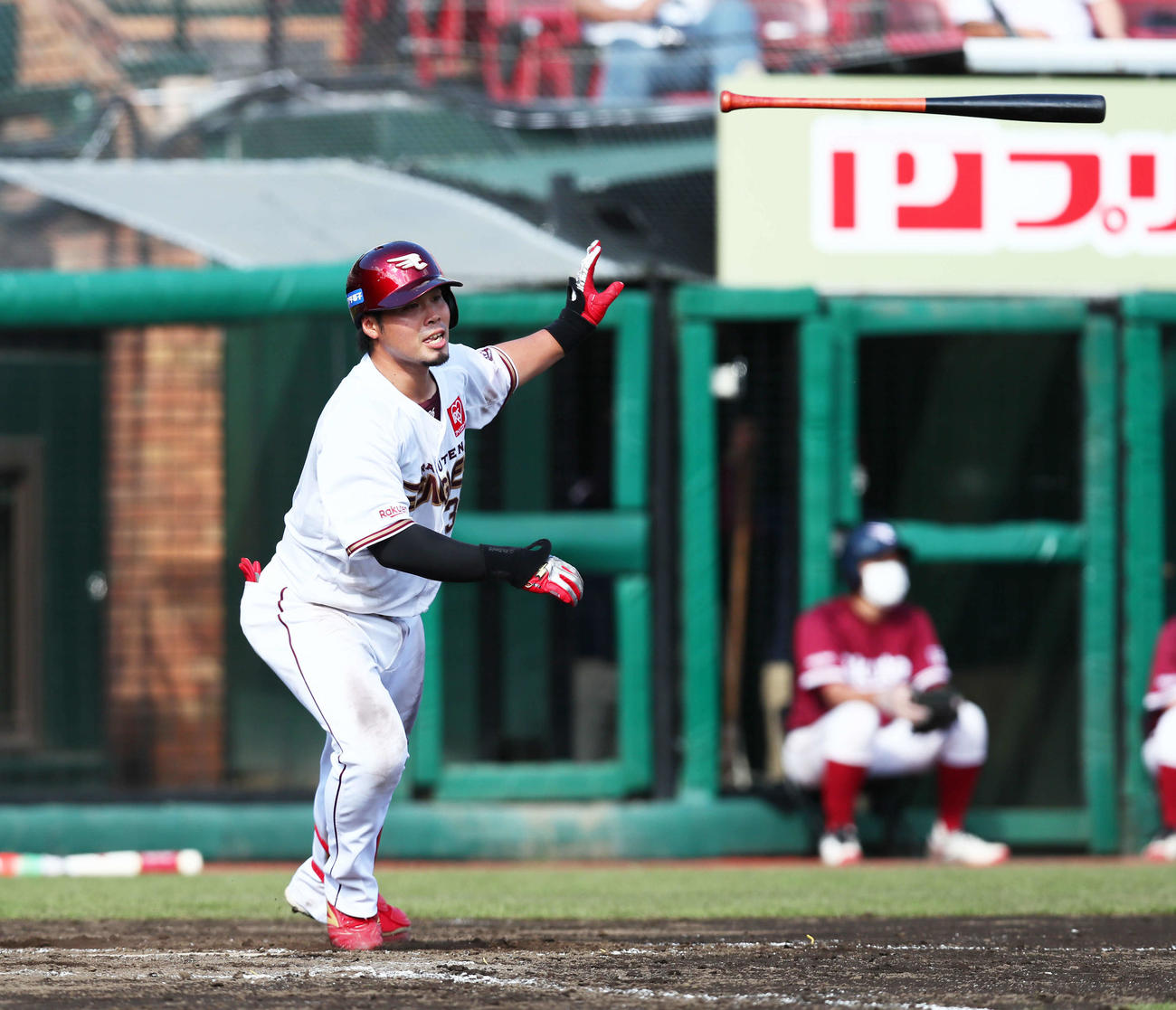 楽天対西武　7回裏楽天2死満塁、右越え満塁本塁打を放つ内田（撮影・足立雅史）