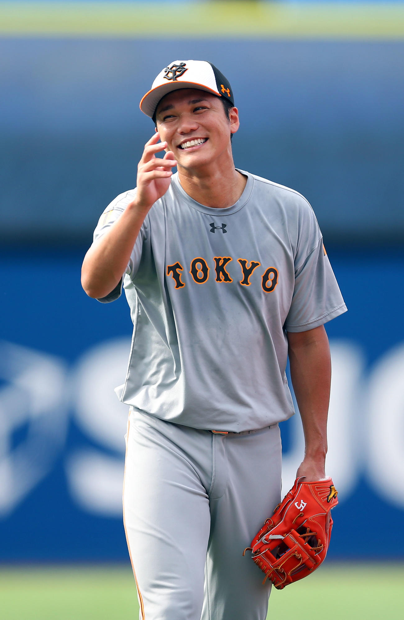 DeNA対巨人　試合前、練習で笑顔を見せる巨人坂本（撮影・大野祥一）