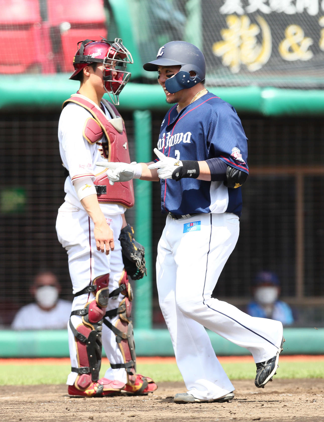 楽天対西武　3回表西武1死一、三塁、山川は左越え3点本塁打を放ち笑顔で生還する。楽天捕手太田（撮影・足立雅史）