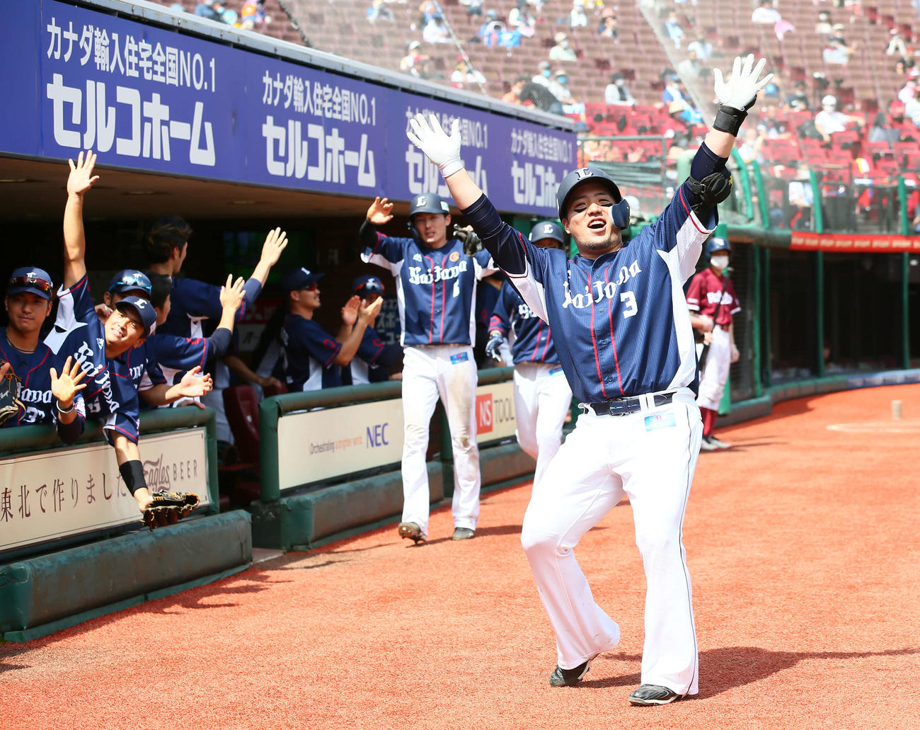 楽天対西武　3回表西武1死一、三塁、山川は左越え3点本塁打を放ちどすこいポーズ（撮影・足立雅史）