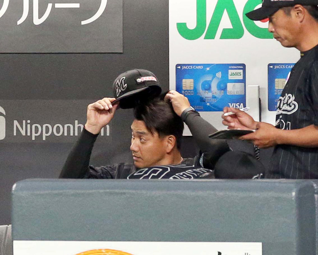 ベンチで渋い表情のロッテ井口監督（撮影・佐藤翔太）