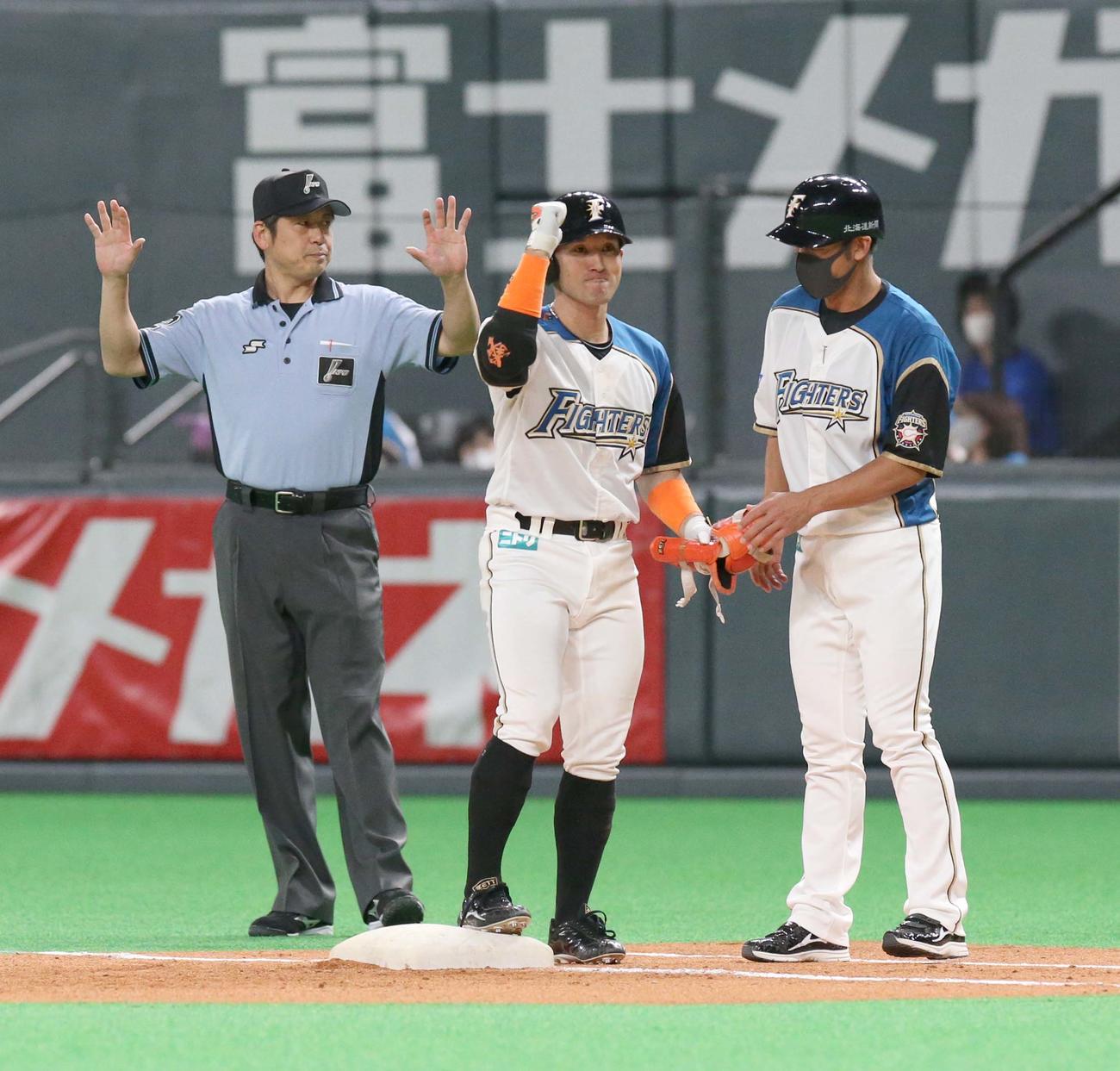 日本ハム対ロッテ　3回裏日本ハム無死一、三塁、杉谷は先制となる右前適時打を放ちガッツポーズをする（撮影・佐藤翔太）