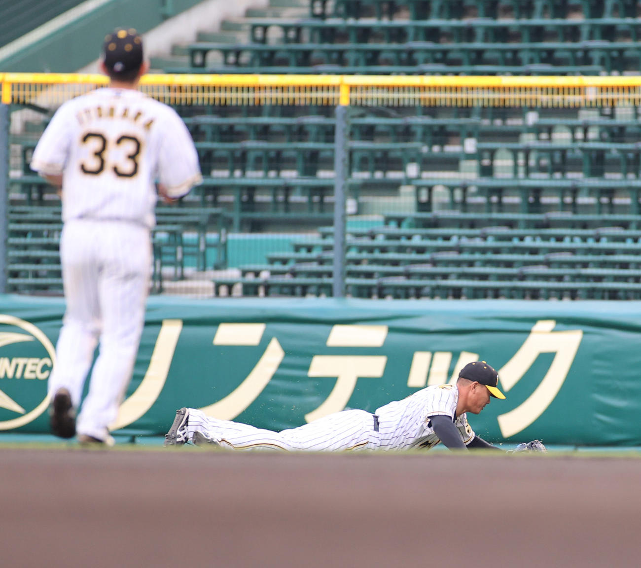 阪神対中日　1回表中日1死、武田健吾の打球をダイビングキャッチする右翼手福留孝介（撮影・清水貴仁）