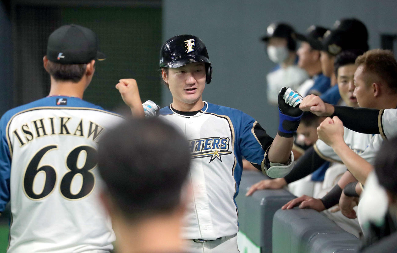 日本ハム対ロッテ　7回裏日本ハム1死一塁、渡辺は左越え2点本塁打を放ちチームメートに出迎えられる（撮影・佐藤翔太）