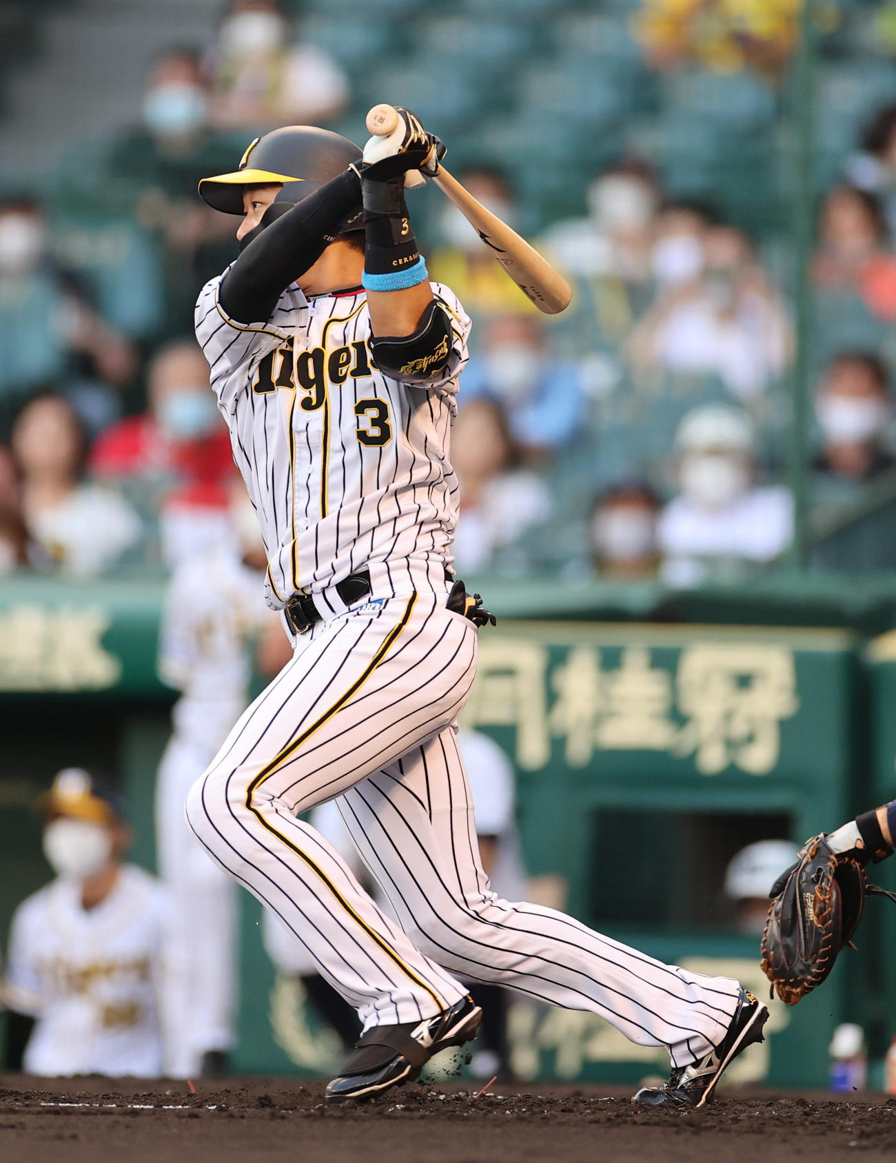阪神対中日　1回裏阪神無死一、二塁、中前適時打を放つ大山悠輔（撮影・清水貴仁）