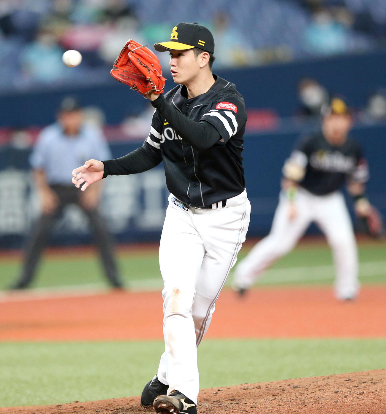 オリックス対ソフトバンク6回戦　7回裏オリックス1死、高橋礼は代打山足達也の投ゴロに反応する（撮影・上山淳一）