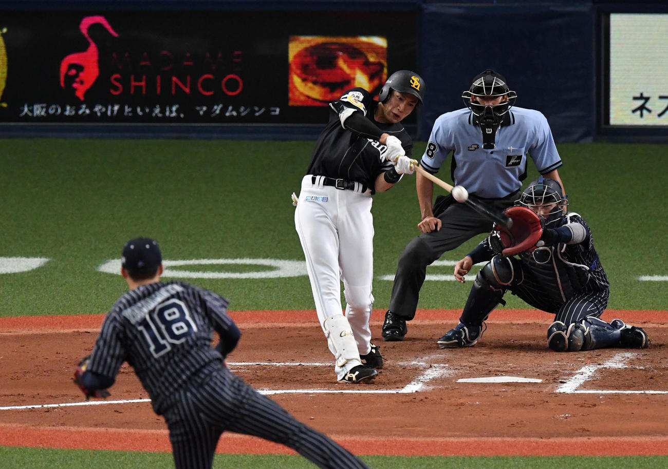 オリックス対ソフトバンク　7回表ソフトバンク無死二塁、柳田は右中間に先制適時二塁打を放つ。投手山本（撮影・前岡正明）