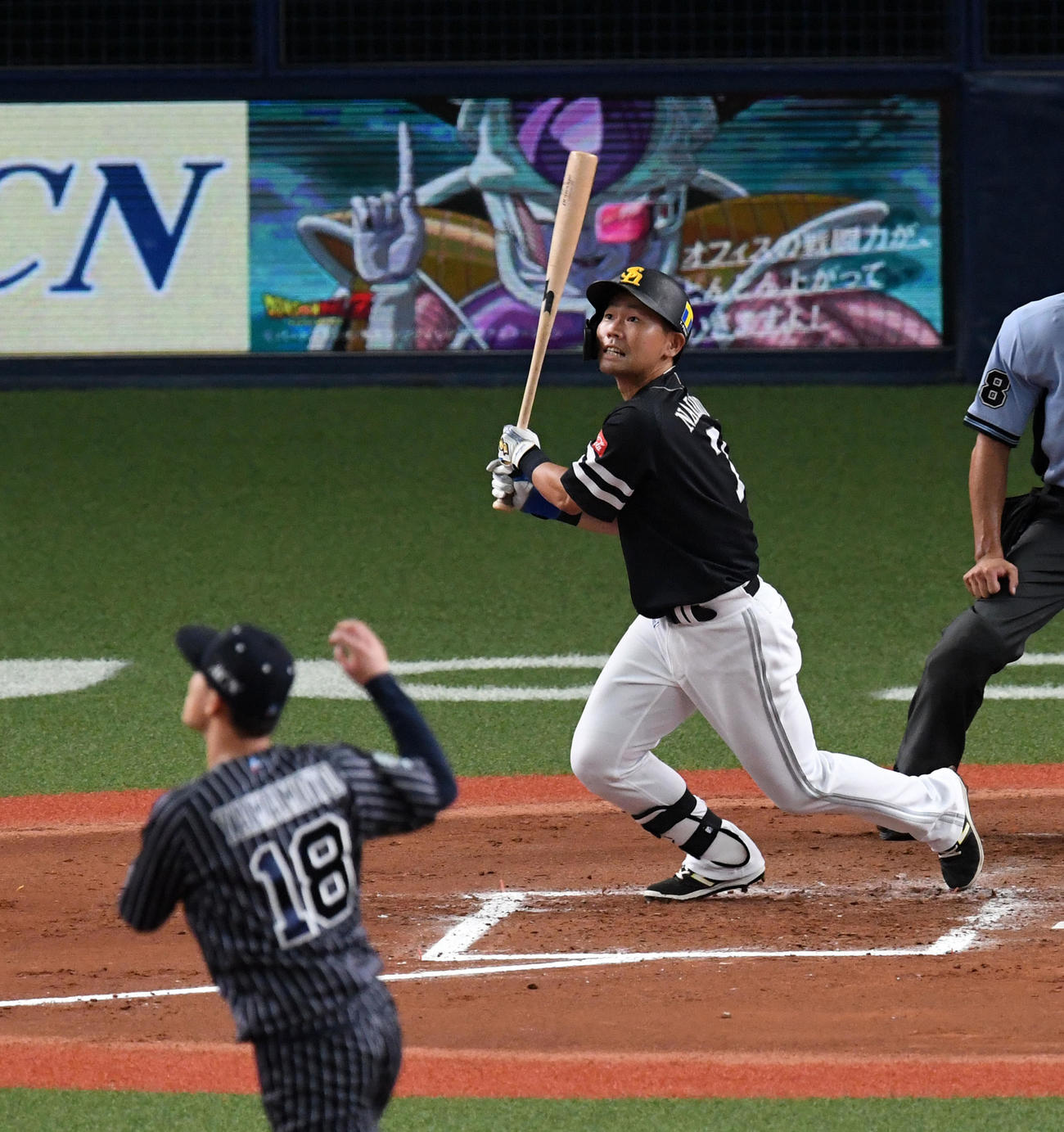 オリックス対ソフトバンク　7回表ソフトバンク無死二塁、中村晃は右越え2点本塁打を放つ。投手山本（撮影・前岡正明）