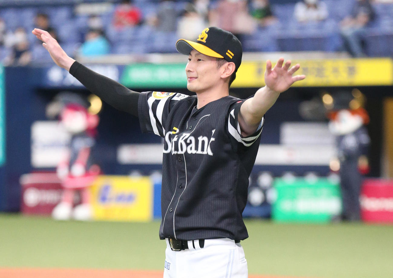 オリックス対ソフトバンク　二保はヒーローインタビュー後、笑顔でスタンドのファンに手を振る（撮影・上山淳一）