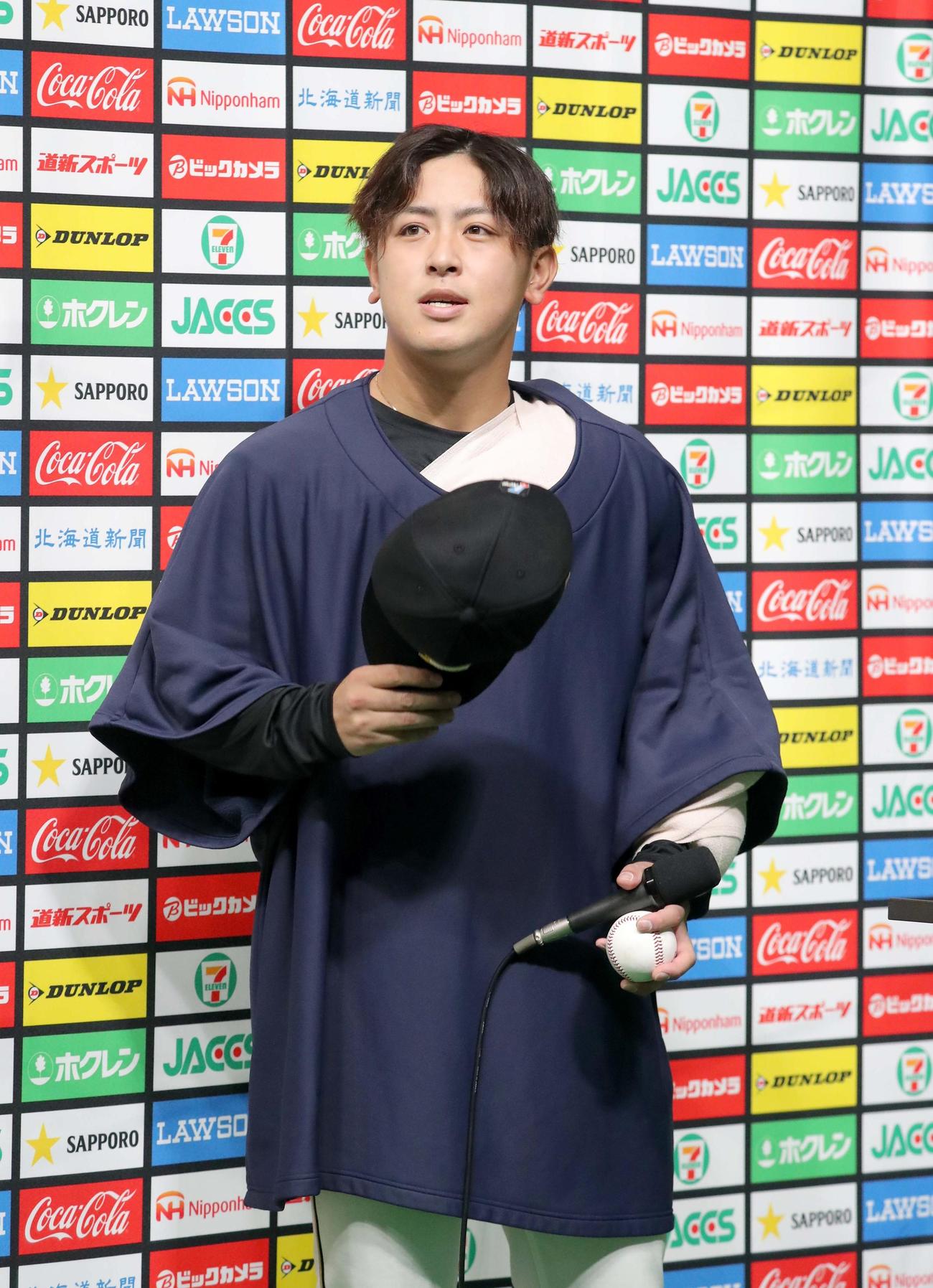 日本ハム対ロッテ　インタビューを終え、スタンド応援席のファンに帽子をとってあいさつする日本ハム河野（撮影・佐藤翔太）