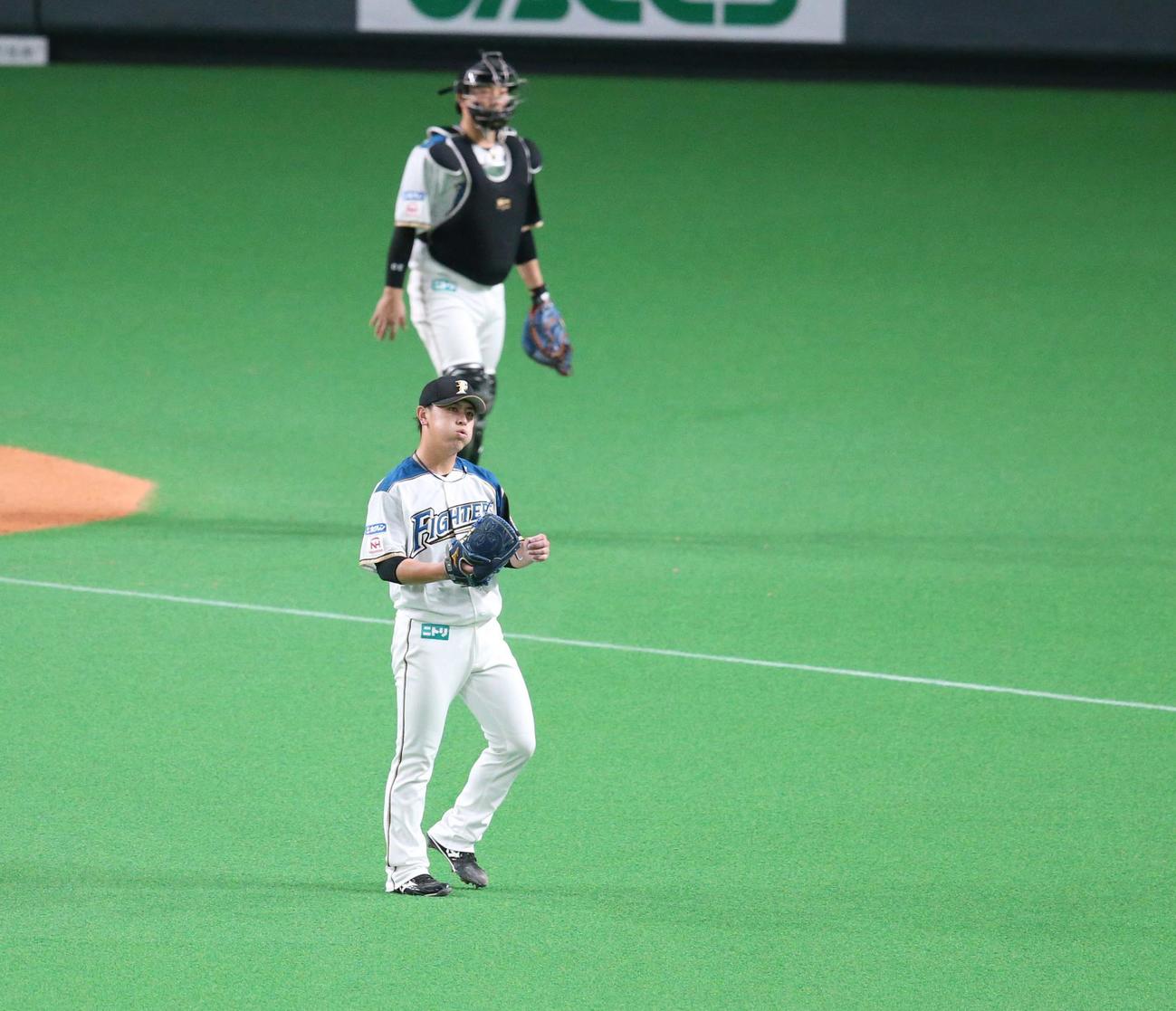 日本ハム対ロッテ　6回表、打者を3人で抑え大きく息を吐く河野（撮影・黒川智章）