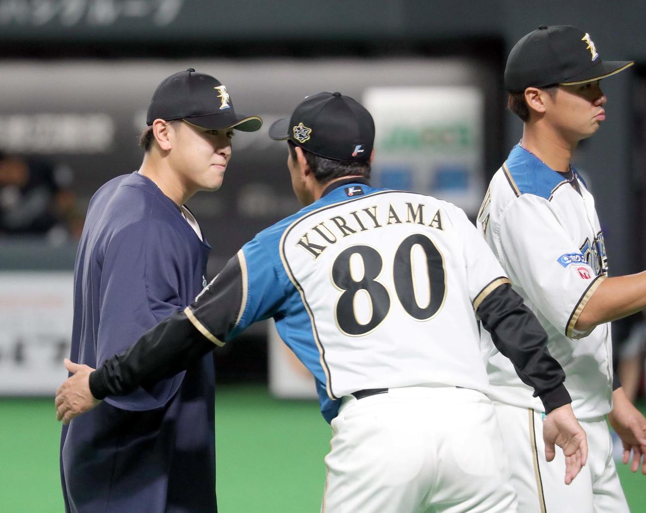 日本ハム対ロッテ　試合終了後、日本ハム河野（左奥）は栗山監督に出迎えられる（撮影・佐藤翔太）