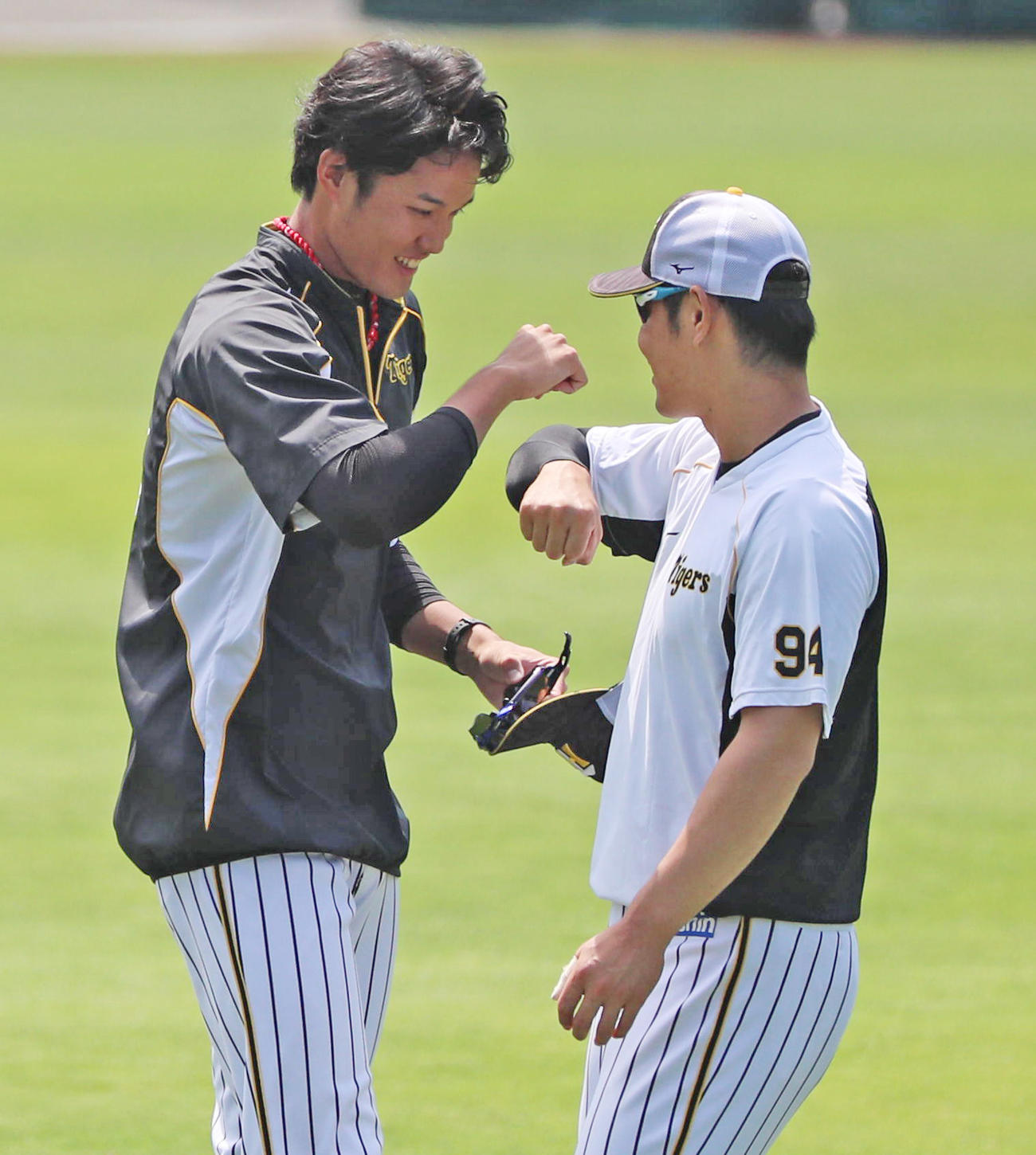 1軍に合流し原口（右）とあいさつを交わす藤浪（撮影・清水貴仁）