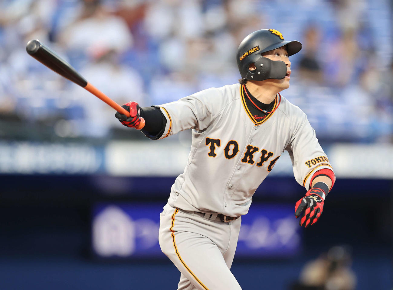 DeNA対巨人　3回表巨人1死三塁、右越え2点本塁打を放つ亀井（撮影・河野匠）