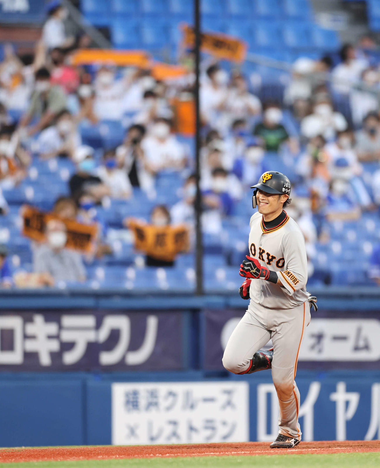 DeNA対巨人　3回表巨人1死三塁、右越え2点本塁打を放ち笑顔でダイヤモンドをまわる亀井（撮影・河野匠）