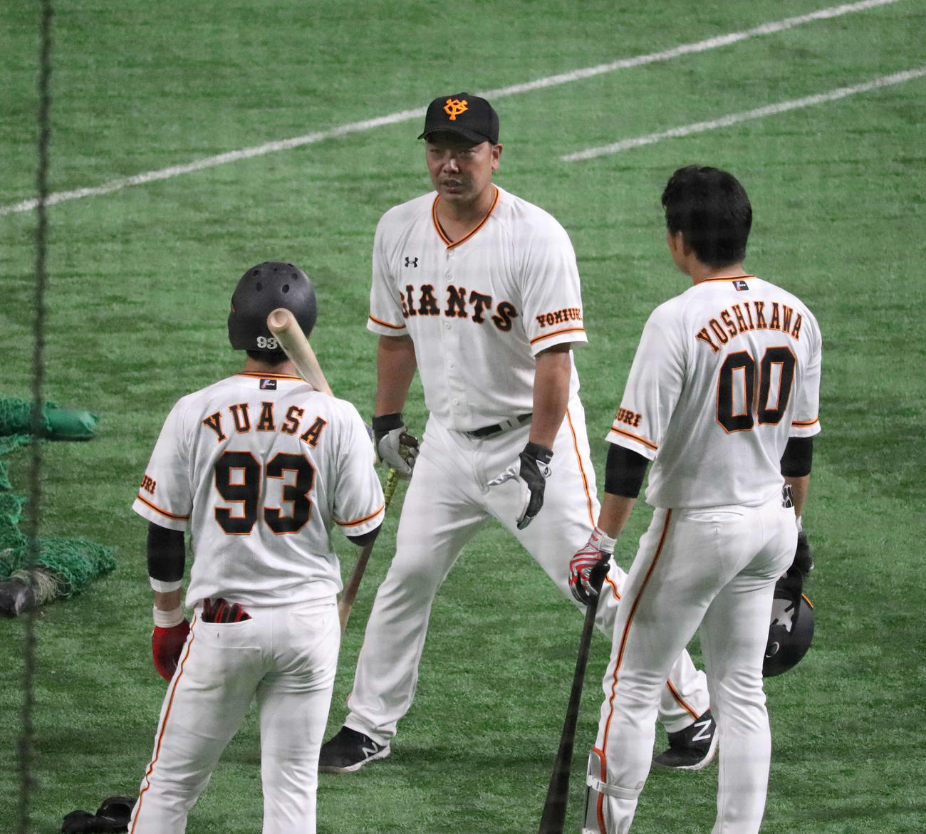 イースタン・リーグ　巨人対ロッテ　試合後湯浅（手前左）と吉川大（手前右）を指導する巨人阿部2軍監督（撮影・久永壮真）