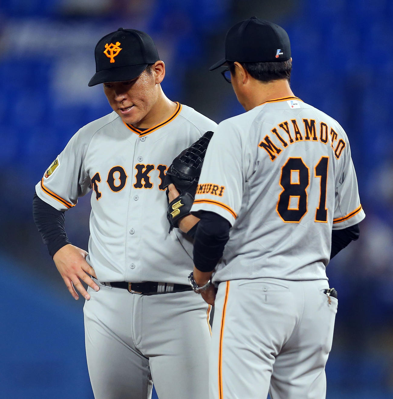 DeNA対巨人　5回裏DeNA2死一塁、ロペスに適時二塁打を許し、マウンドで宮本コーチ（右）と話す桜井（撮影・大野祥一）