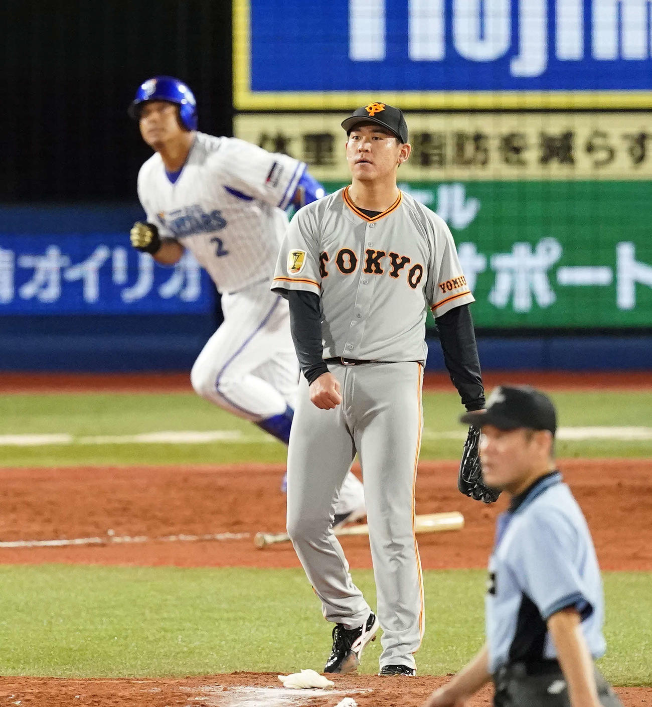 DeNA対巨人　5回裏DeNA2死一塁、ロペス（後方）に適時二塁打を浴びる桜井（撮影・江口和貴）
