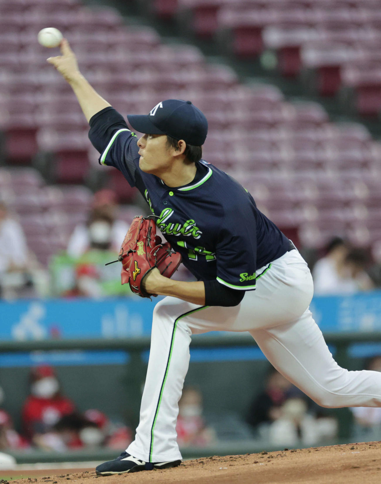 広島対ヤクルト5回戦　ヤクルト先発の高梨（撮影・加藤孝規）