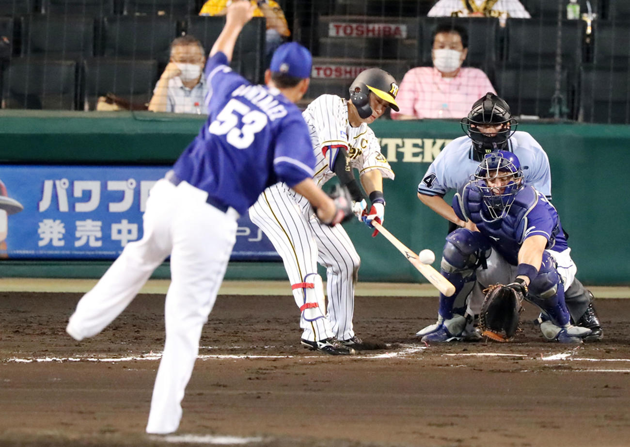 阪神対中日　6回裏阪神無死、糸原は中前打を放つ（撮影・加藤哉）