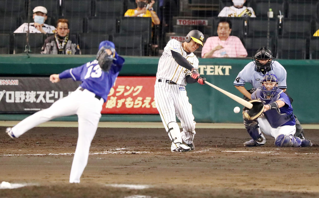 阪神対中日　8回裏阪神1死二塁、福留は中前適時打を放つ（撮影・加藤哉）