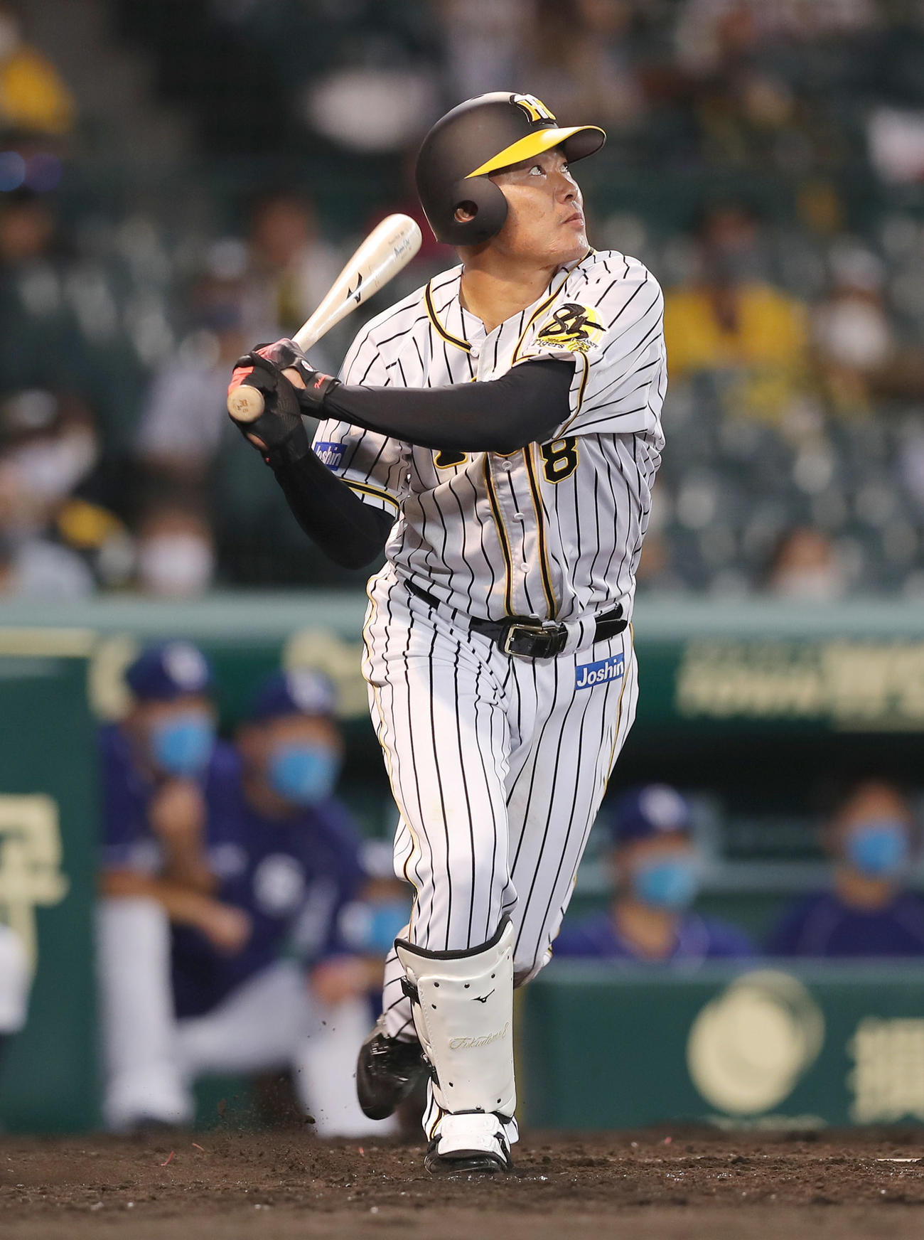 阪神対中日　4回裏阪神1死満塁、中犠飛を放つ福留（撮影・前田充）