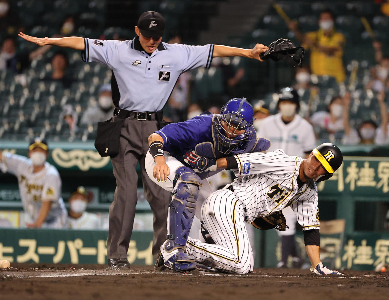阪神対中日　8回裏阪神1死二塁、福留孝介の中前適時打で生還する江越大賀、捕手木下拓哉（撮影・清水貴仁）