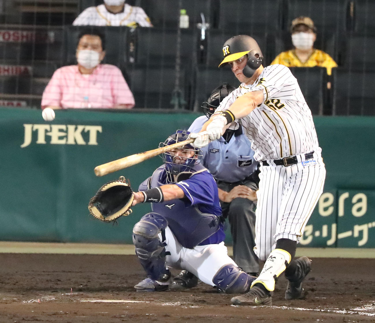 阪神対中日　8回裏阪神無死、サンズは右越え二塁打を放つ（撮影・加藤哉）