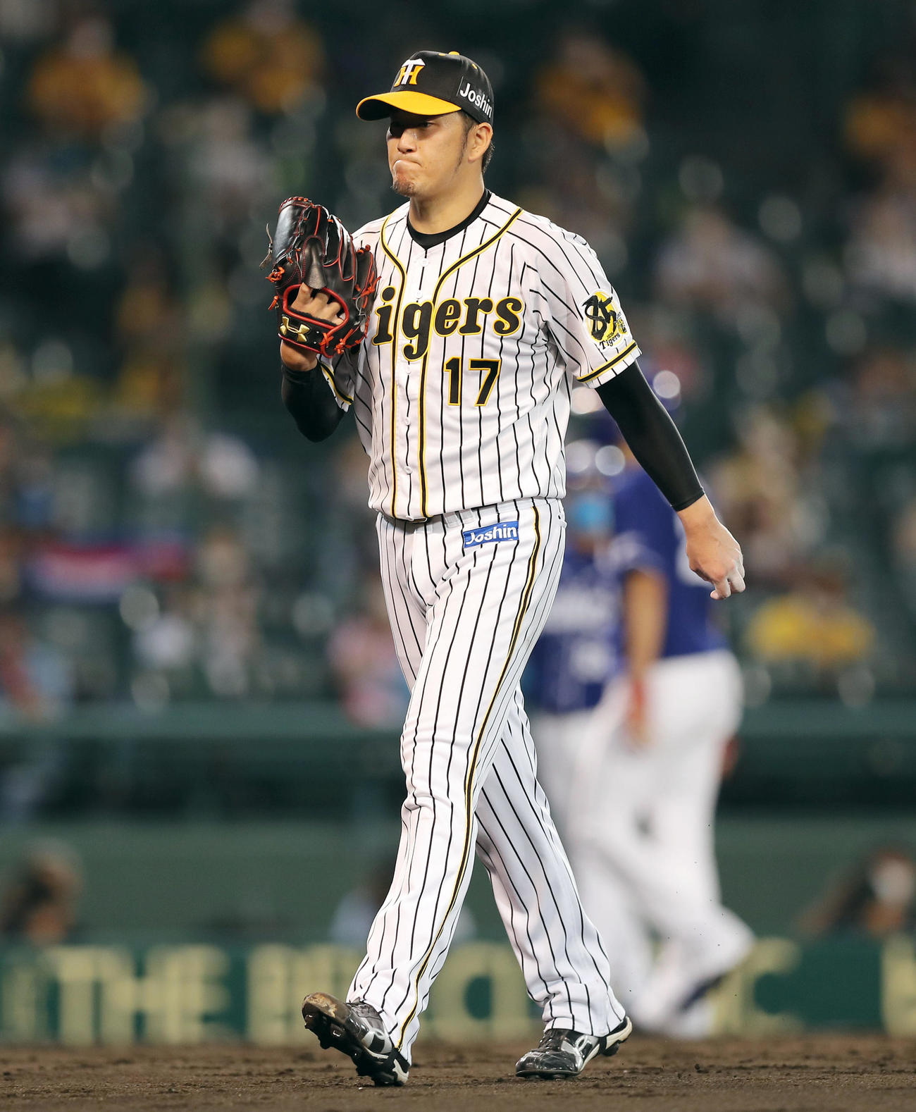 阪神対中日6回戦　4回表を投げ終え、悔しそうにベンチへ戻る岩貞祐太（撮影・前田充）