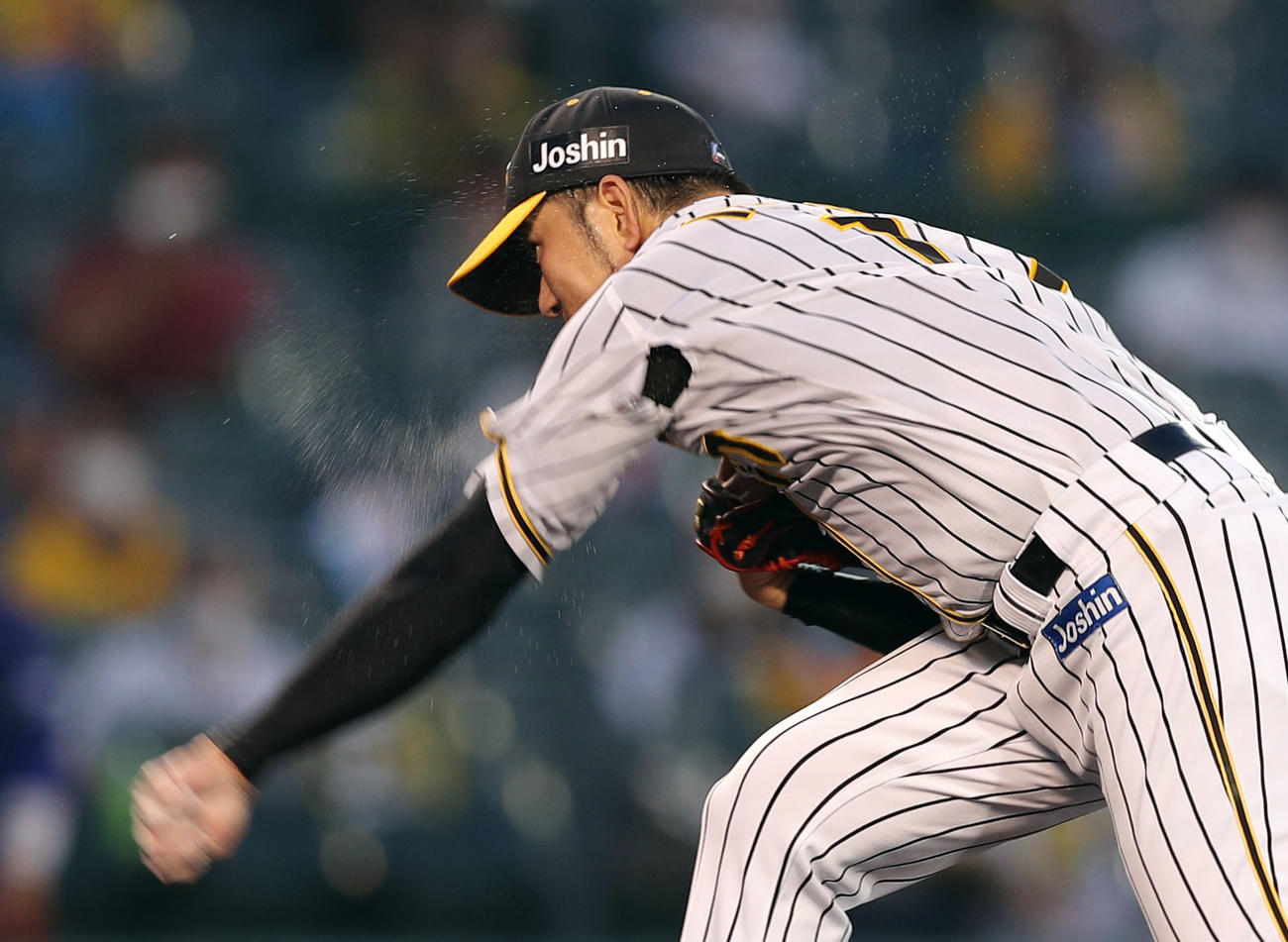 阪神対中日6回戦　汗を飛ばし力投する阪神岩貞祐太（撮影・前田充）