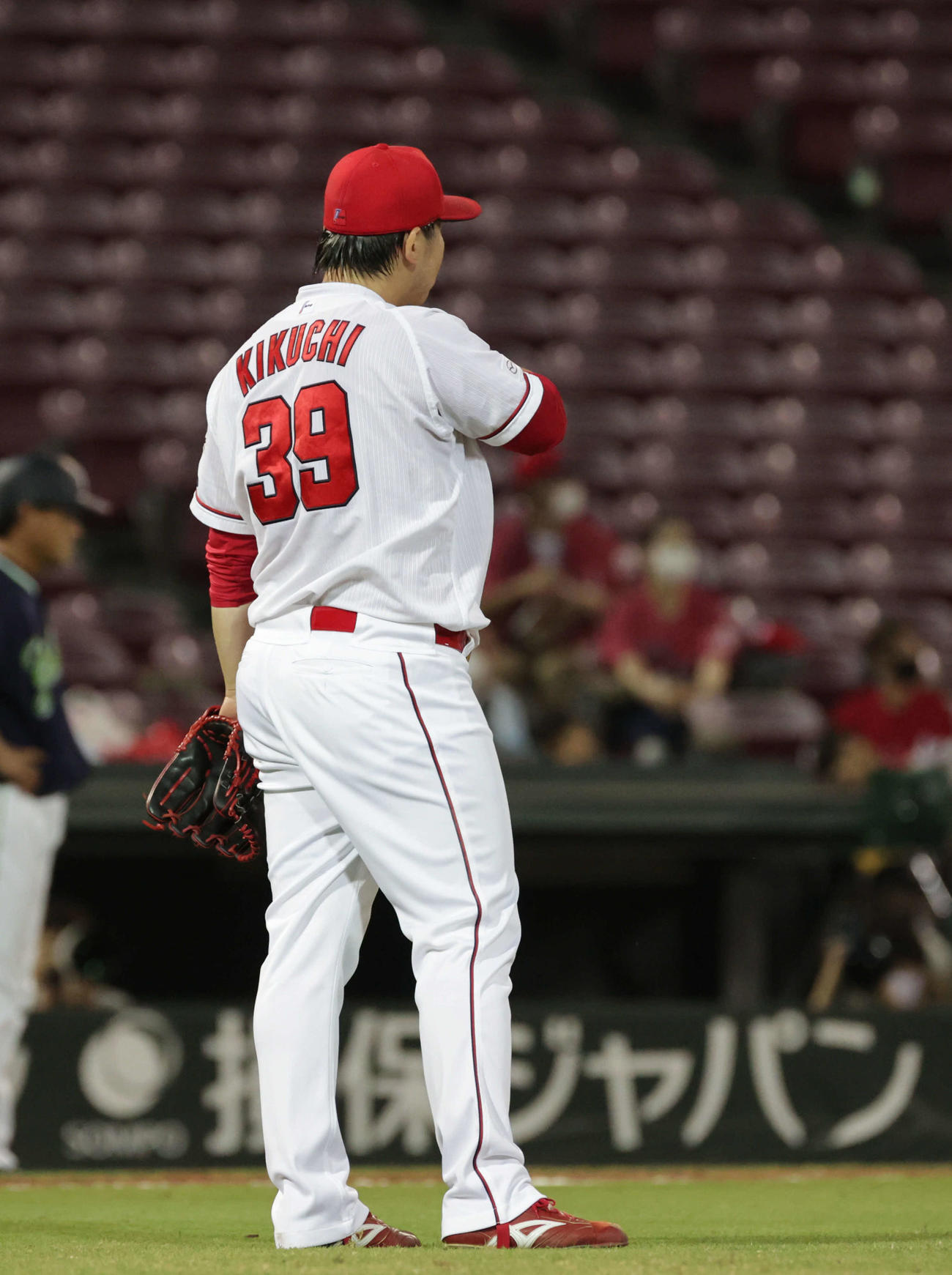 広島対ヤクルト　9回表ヤクルト1死一、三塁、代打の青木に同点中前適時打を打たれた菊池保（撮影・加藤孝規）