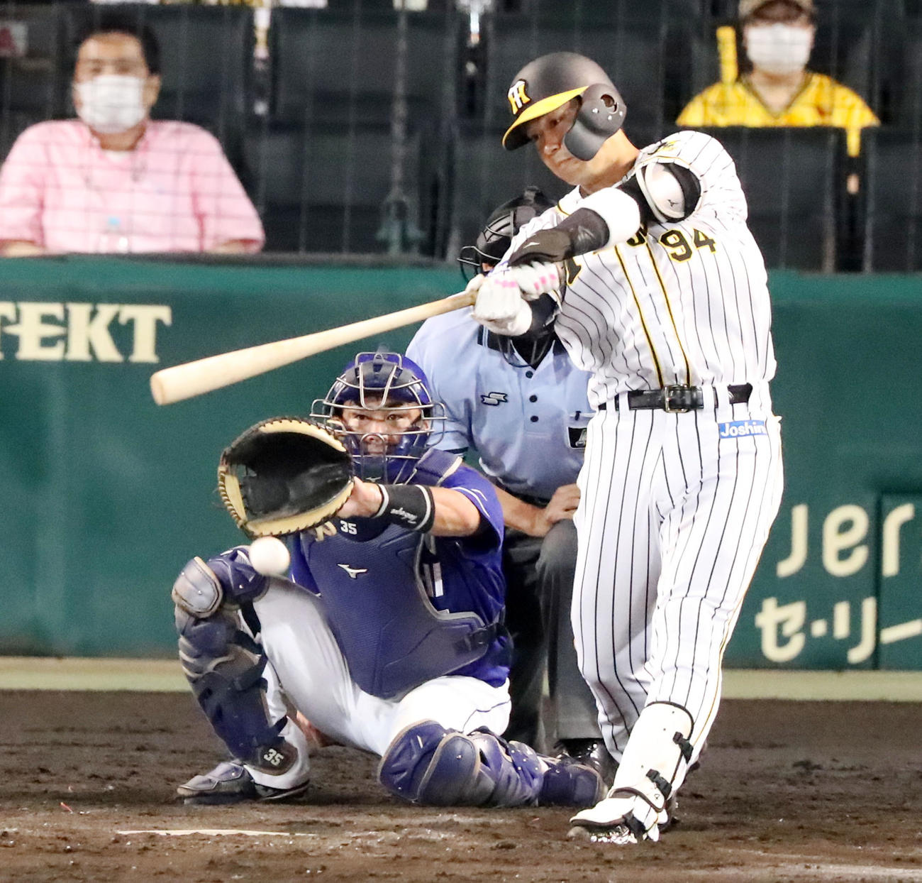 阪神対中日　8回裏阪神2死満塁、原口は左前2点適時打を放つ（撮影・加藤哉）