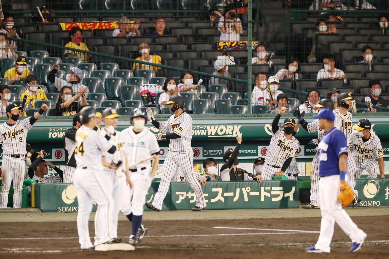 阪神対中日　8回裏阪神2死満塁、代打原口の左前2点適時打で盛り上がるベンチのナインたち（撮影・加藤哉）