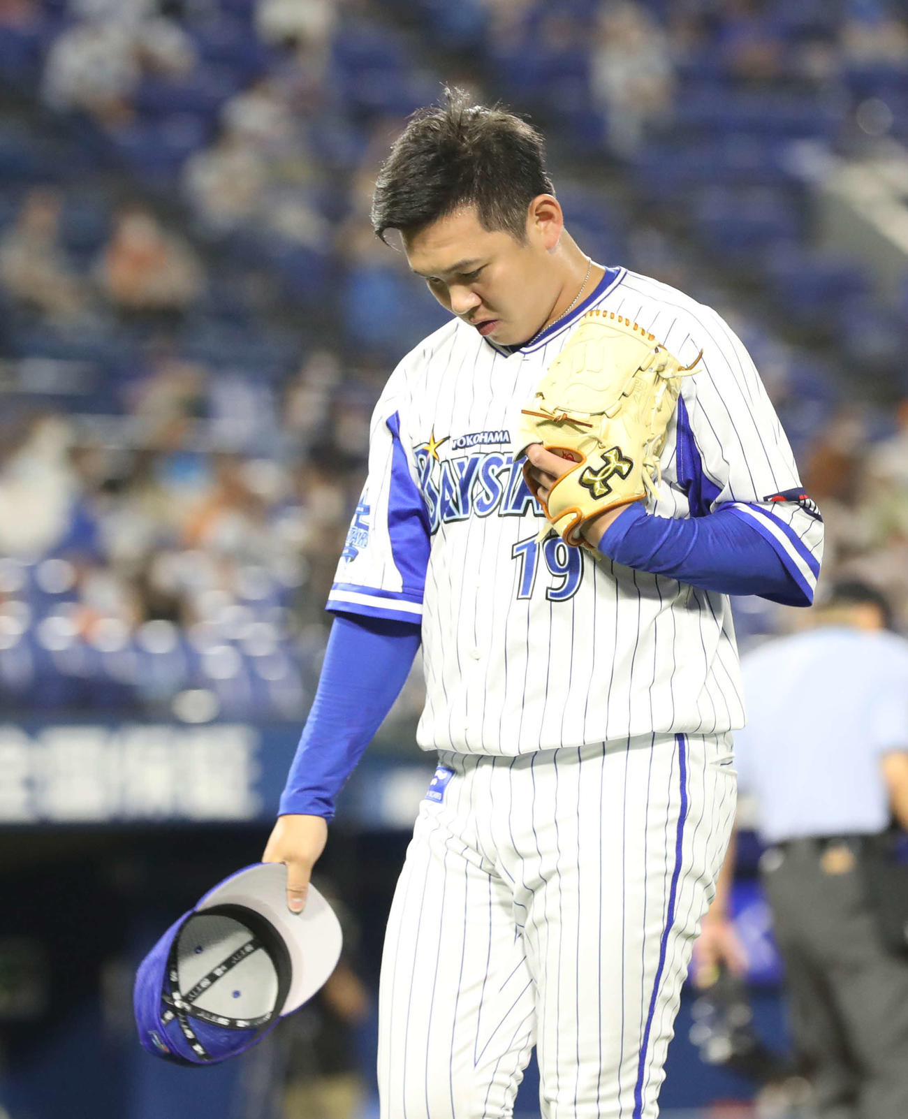 DeNA対巨人　9回表巨人2死一塁、同点となり降板する山崎（撮影・河野匠）