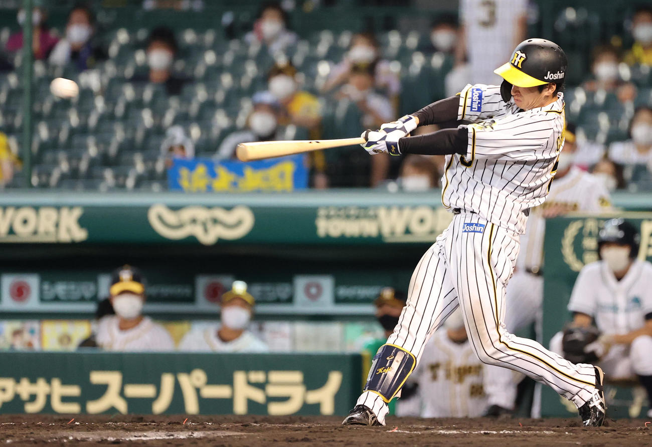 阪神対中日　8回裏阪神2死一、三塁、右前適時打を放つ近本光司（撮影・清水貴仁）