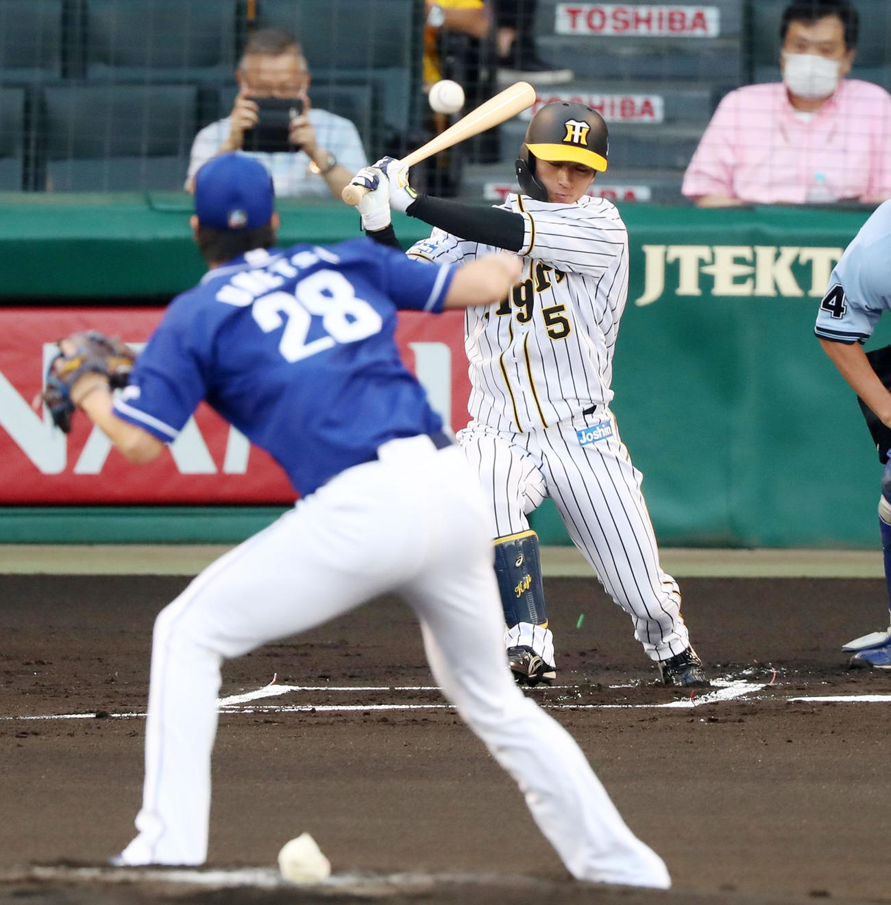 阪神対中日　1回裏阪神無死、近本は中前打を放つ（撮影・加藤哉）