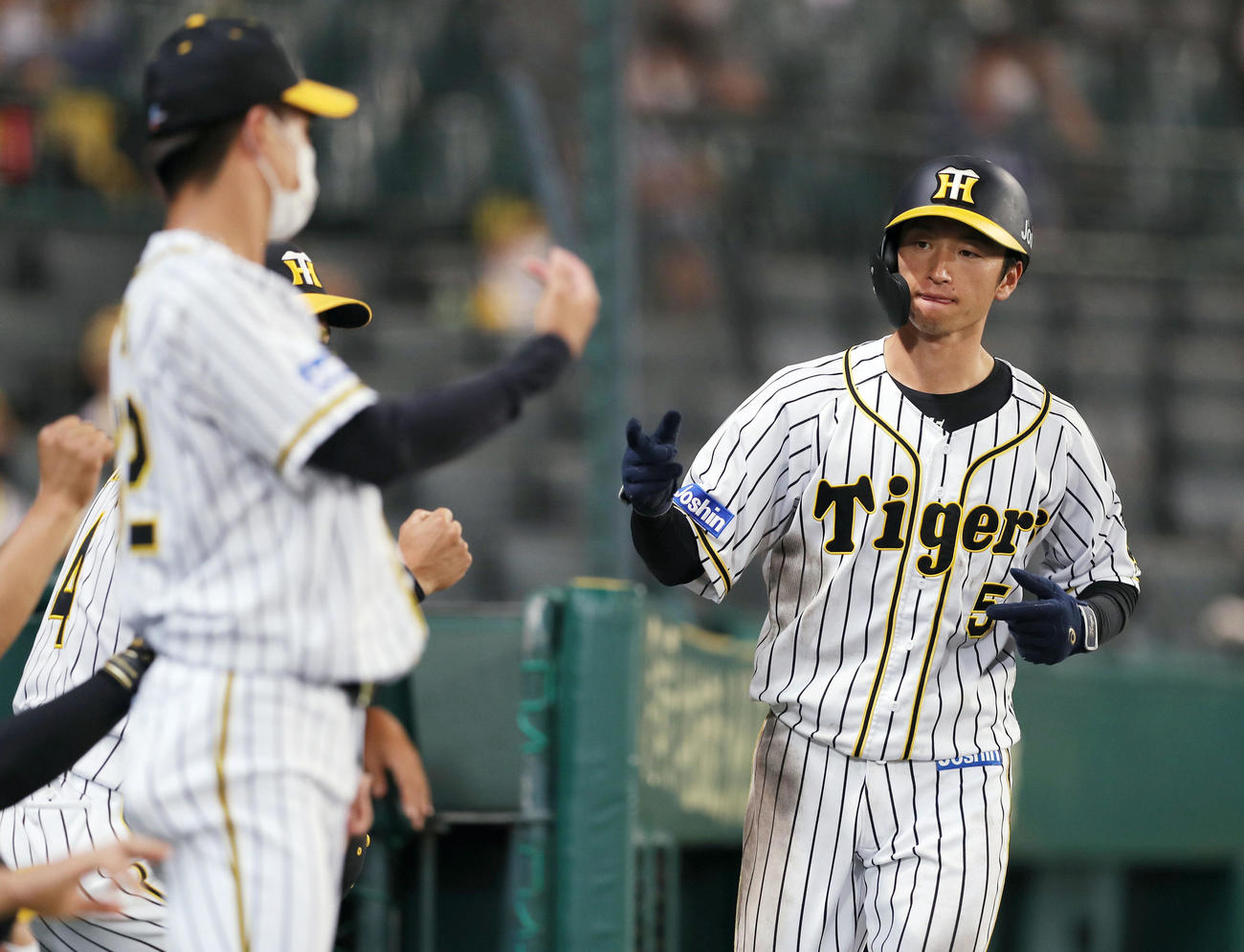 阪神対中日　4回裏阪神1死満塁、大山の押し出し四球で生還した近本（撮影・前田充）