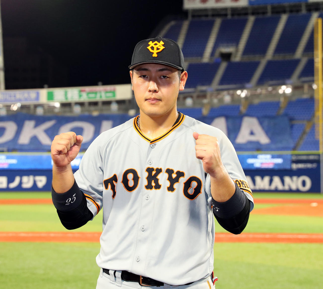 DeNA対巨人　ヒーローインタビューでガッツポーズする巨人岡本（撮影・大野祥一）