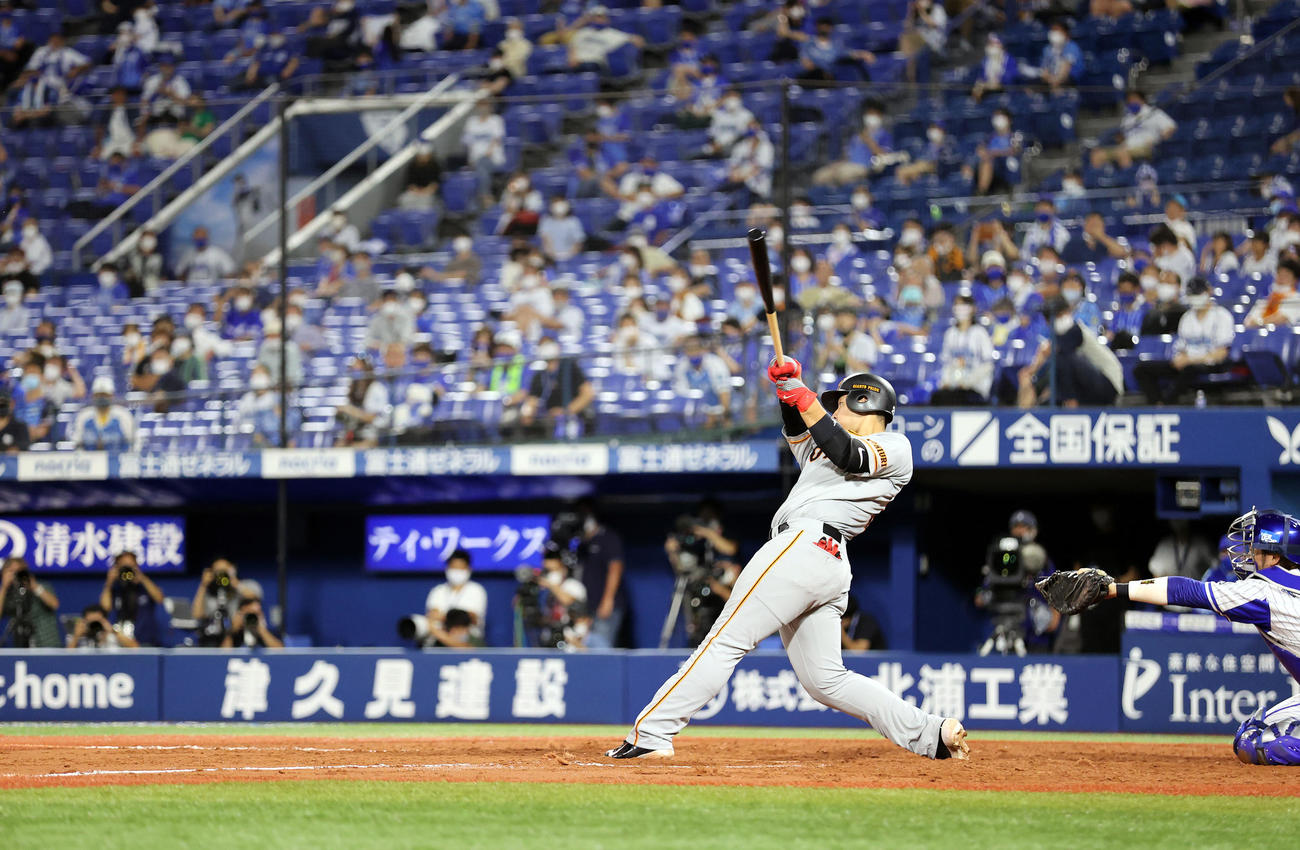 DeNA対巨人　9回表巨人2死一塁、勝ち越し2点本塁打を放つ岡本（撮影・大野祥一）
