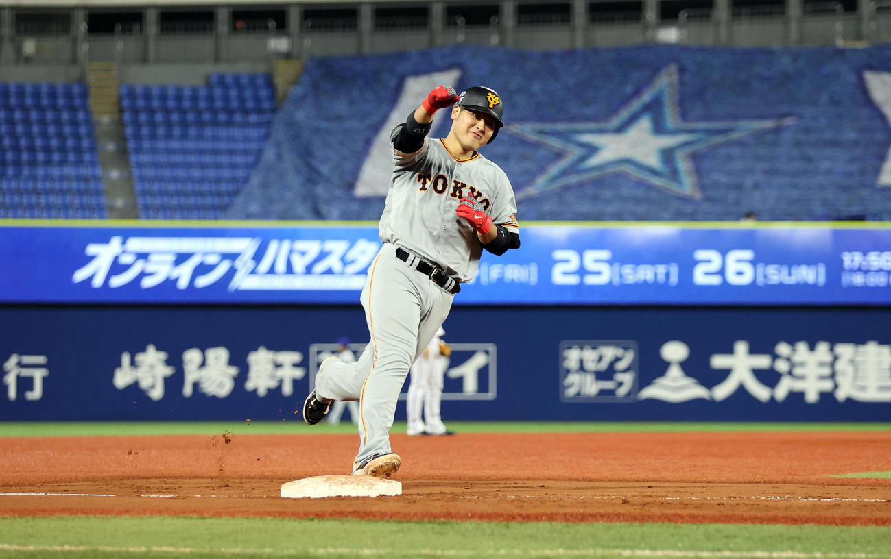 DeNA対巨人　9回表巨人2死一塁、勝ち越し2点本塁打を放ち、ベンチにガッツポーズする岡本（撮影・大野祥一）