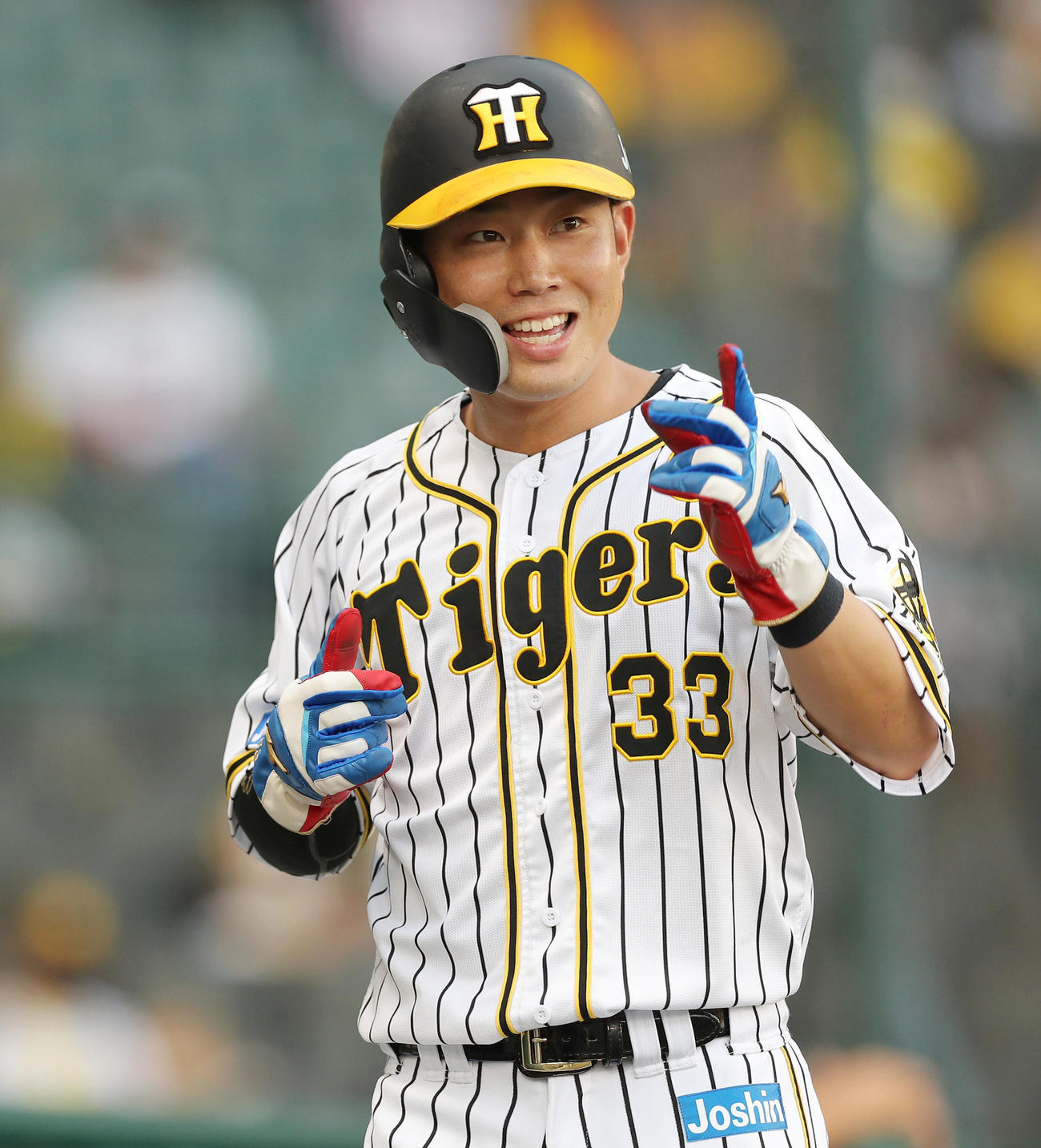 阪神対中日　1回裏阪神無死一、三塁、大山の適時打で生還し、笑顔を見せる糸原（撮影・前田充）