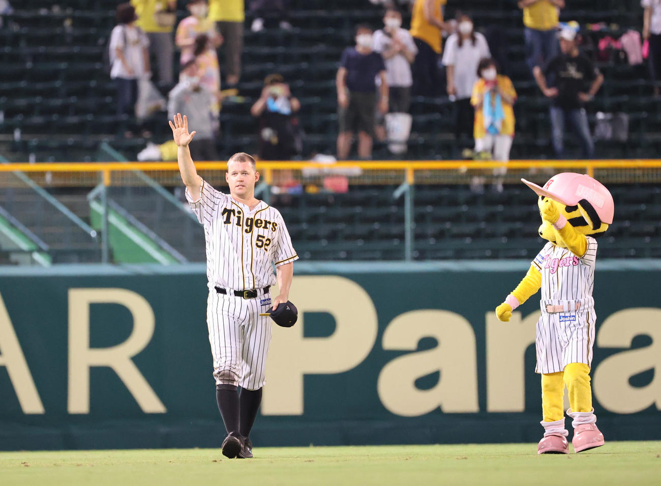 阪神対中日　試合後、ファンにあいさつするジェリー・サンズ（撮影・清水貴仁）