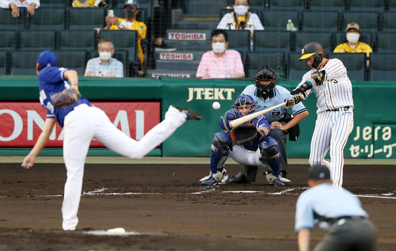 阪神対中日　1回裏阪神無死一、三塁、大山は中前適時打を放つ（撮影・加藤哉）