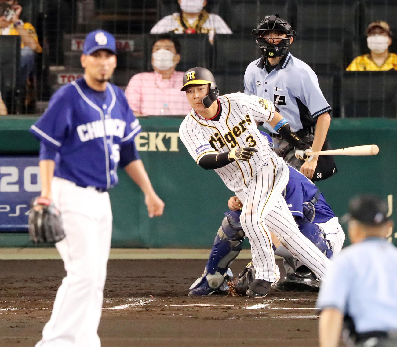 阪神対中日　6回裏阪神1死一塁、大山は中前打を放つ（撮影・加藤哉）