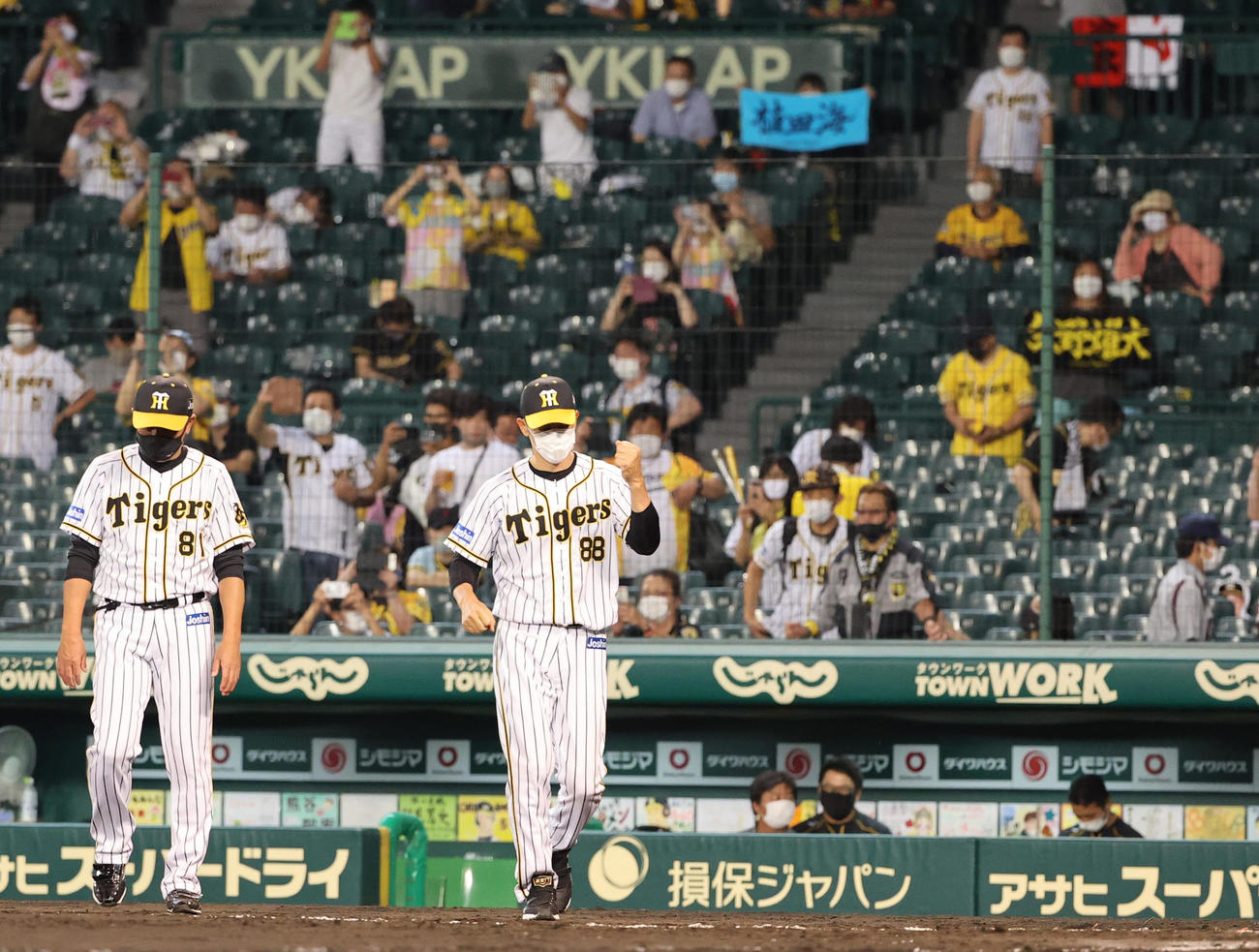 阪神対中日　4連勝で勝率を5割に戻しガッツポーズをみせる矢野耀大監督（撮影・清水貴仁）