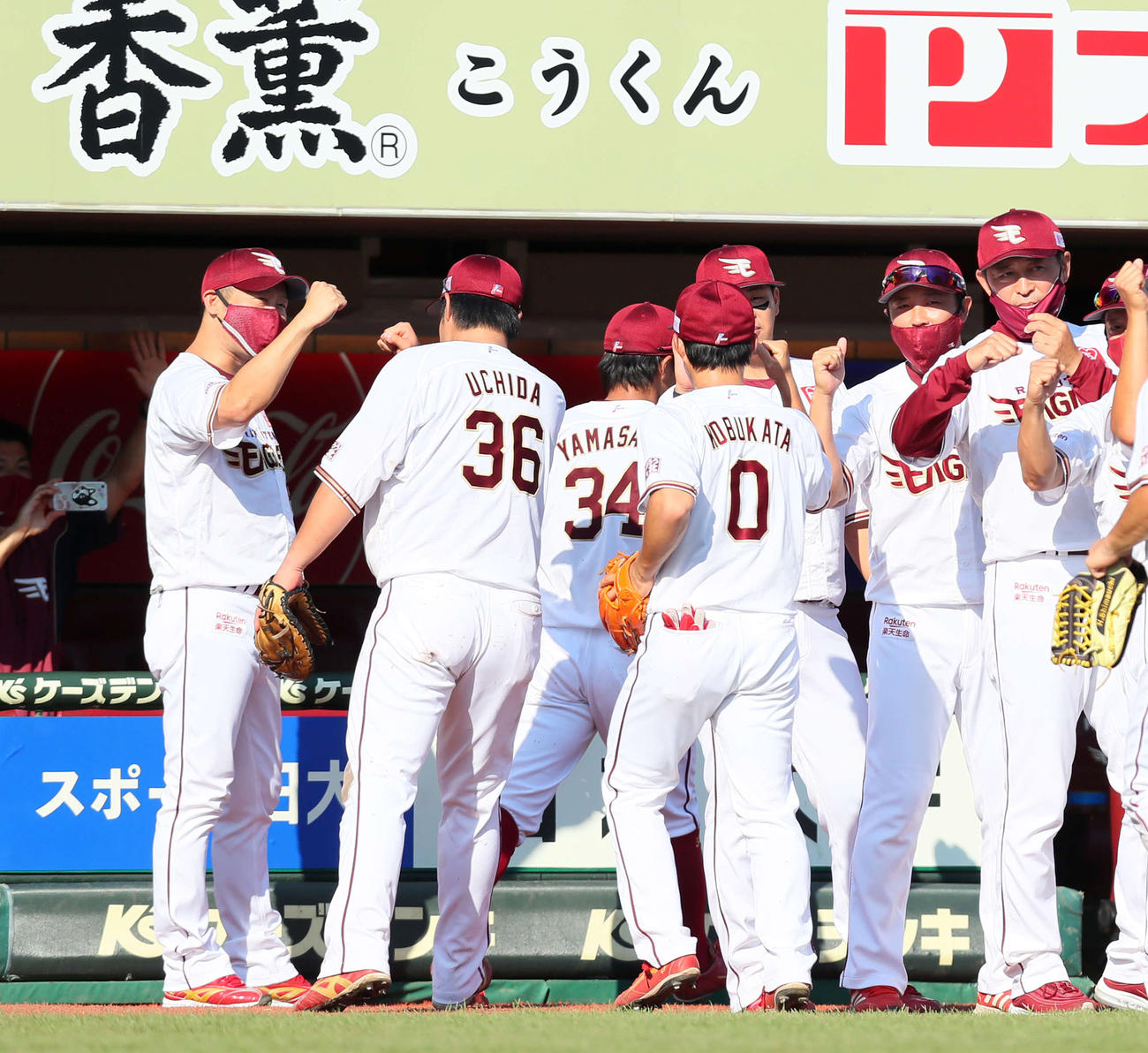 西武に勝利し内田（左から2人目）らナインを迎える三木監督（左端）（撮影・足立雅史）
