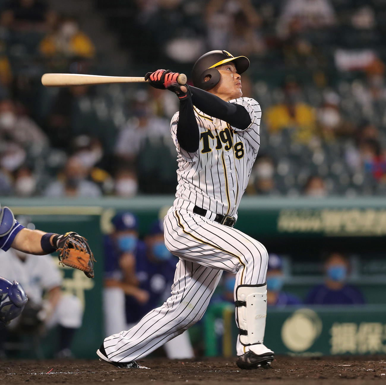 阪神対中日　4回裏阪神1死満塁、福留は中犠飛を放つ（撮影・前田充）