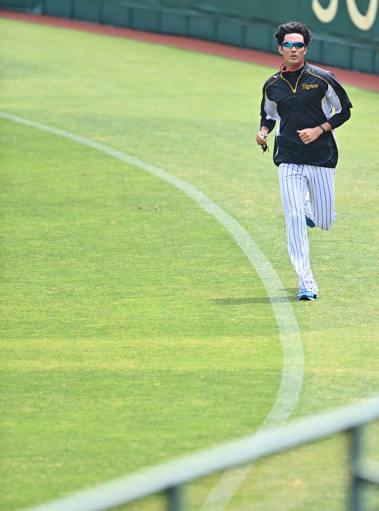 ランニングをして汗を流す藤浪晋太郎（撮影・上田博志）