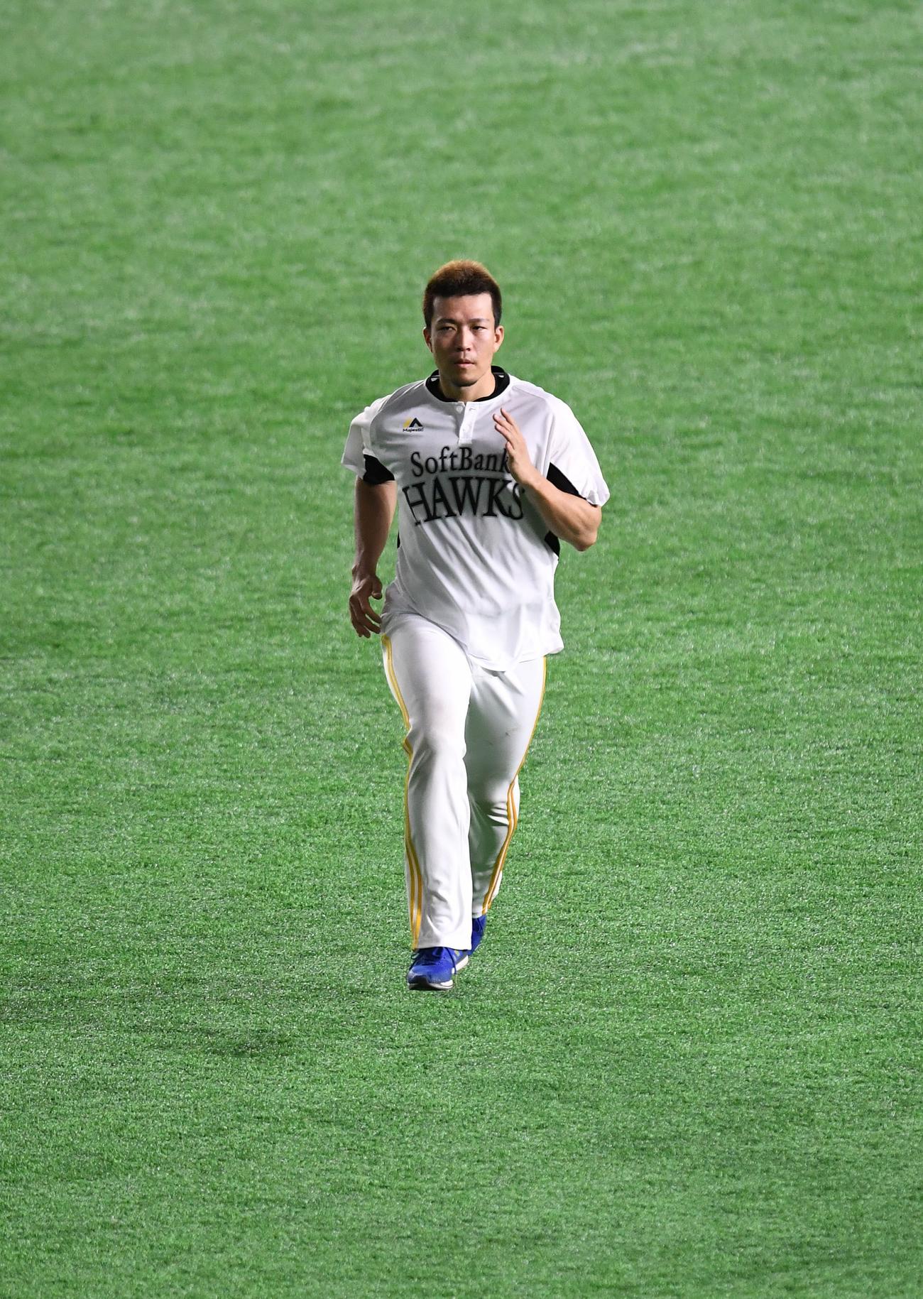 日本ハム戦に向け外野でランニングするする千賀滉大（撮影・今浪浩三）